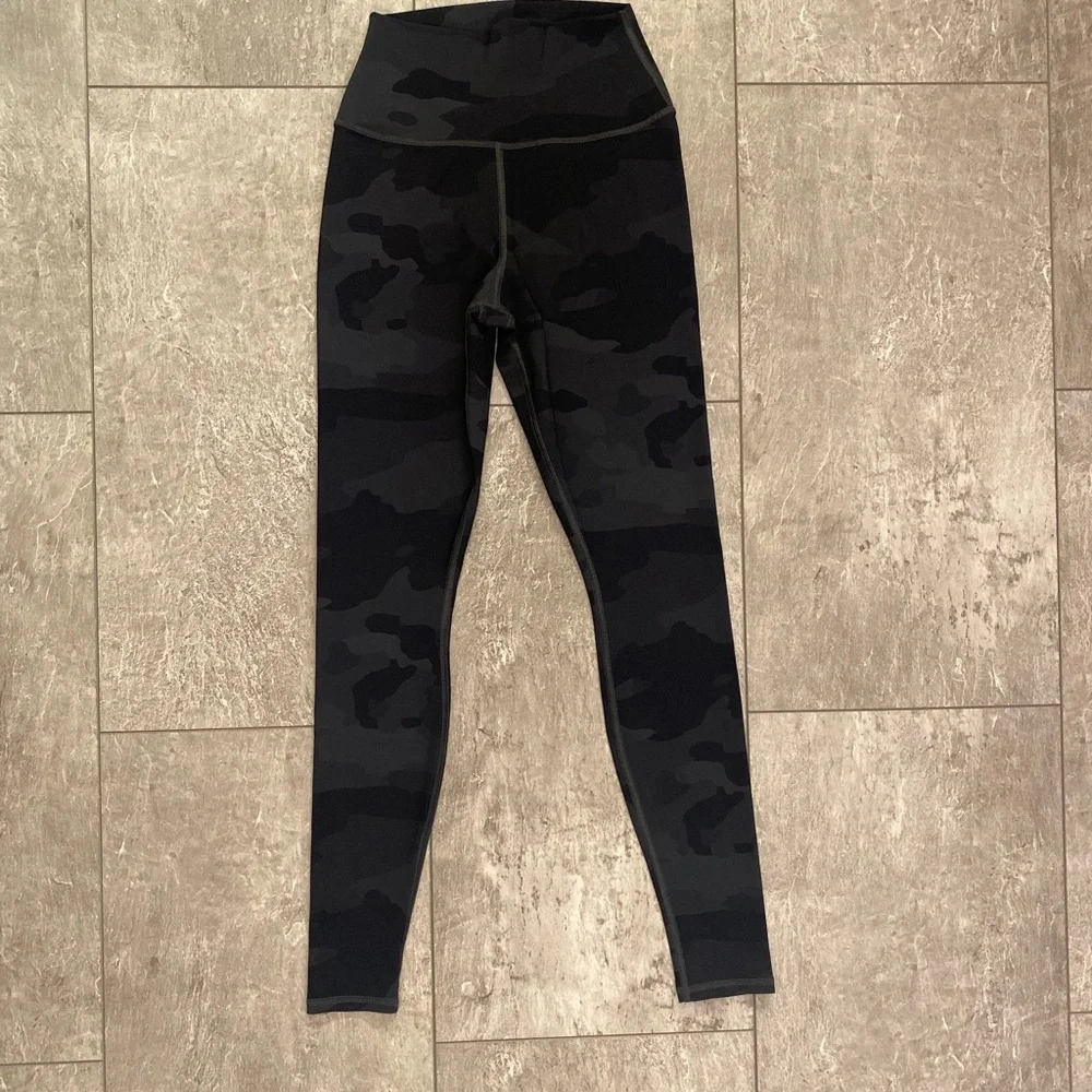 Alo Yoga High-Waist Vapor Leggings in Black Camo XS NWOT